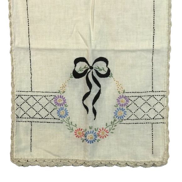 Vintage Small Table Runner Hand Flower Wreath Big Bow Lace Edges 36” x 12” - Picture 5 of 8